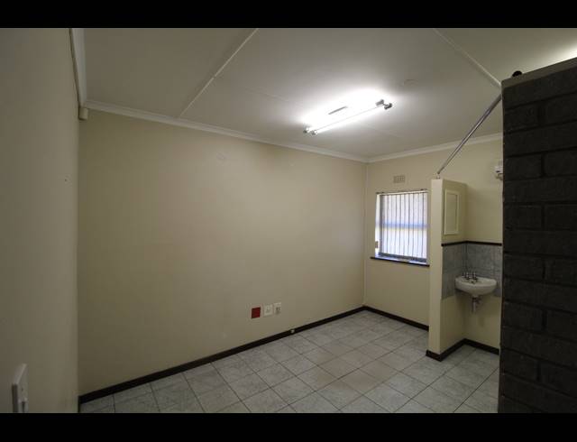 226M² BUSINESS CENTRE TO LET IN VREDENBURG
